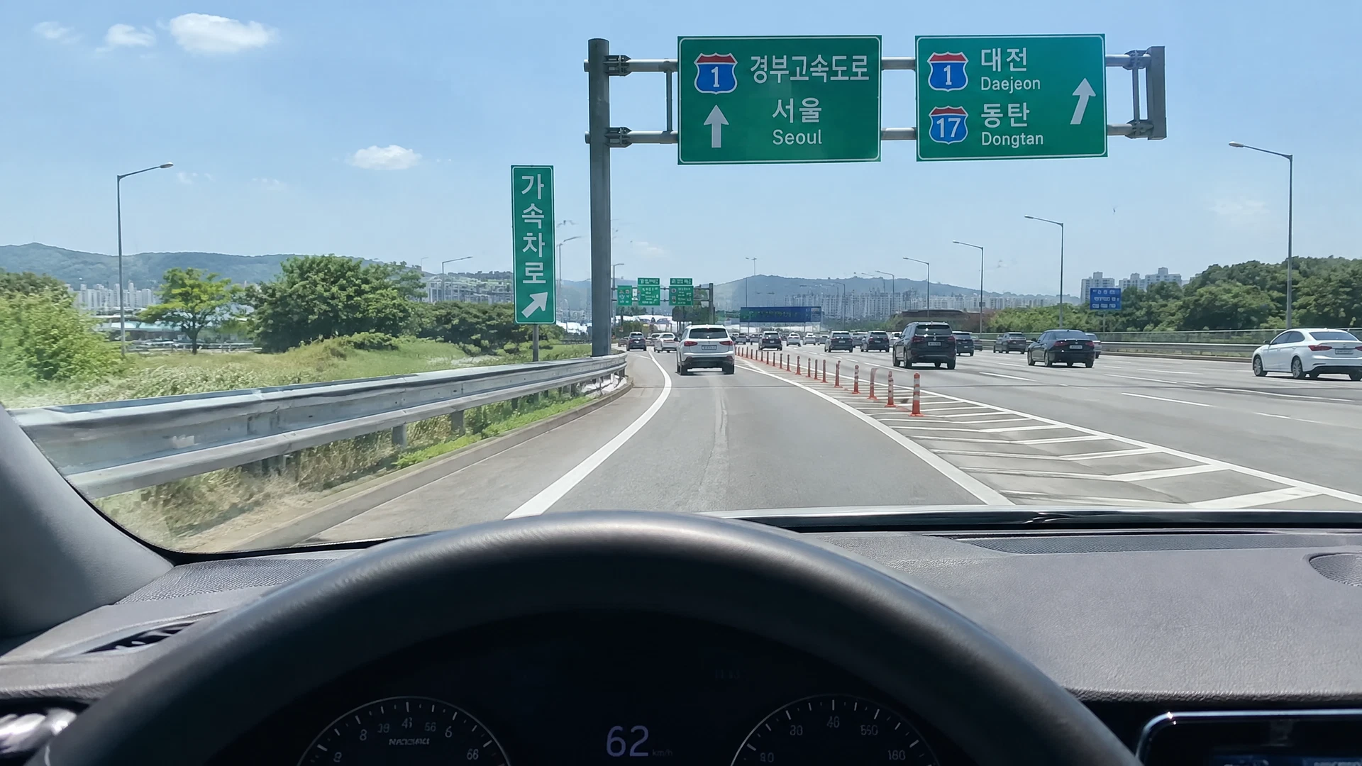 고속도로 졸음운전 예방과 휴게소·졸음쉼터 안전 진출입 가이드 대표 이미지 졸음운전을 예방하기 위해 휴게소 진입 1km 전부터 감속차로로 안정감 있게 속도를 낮추는 모습