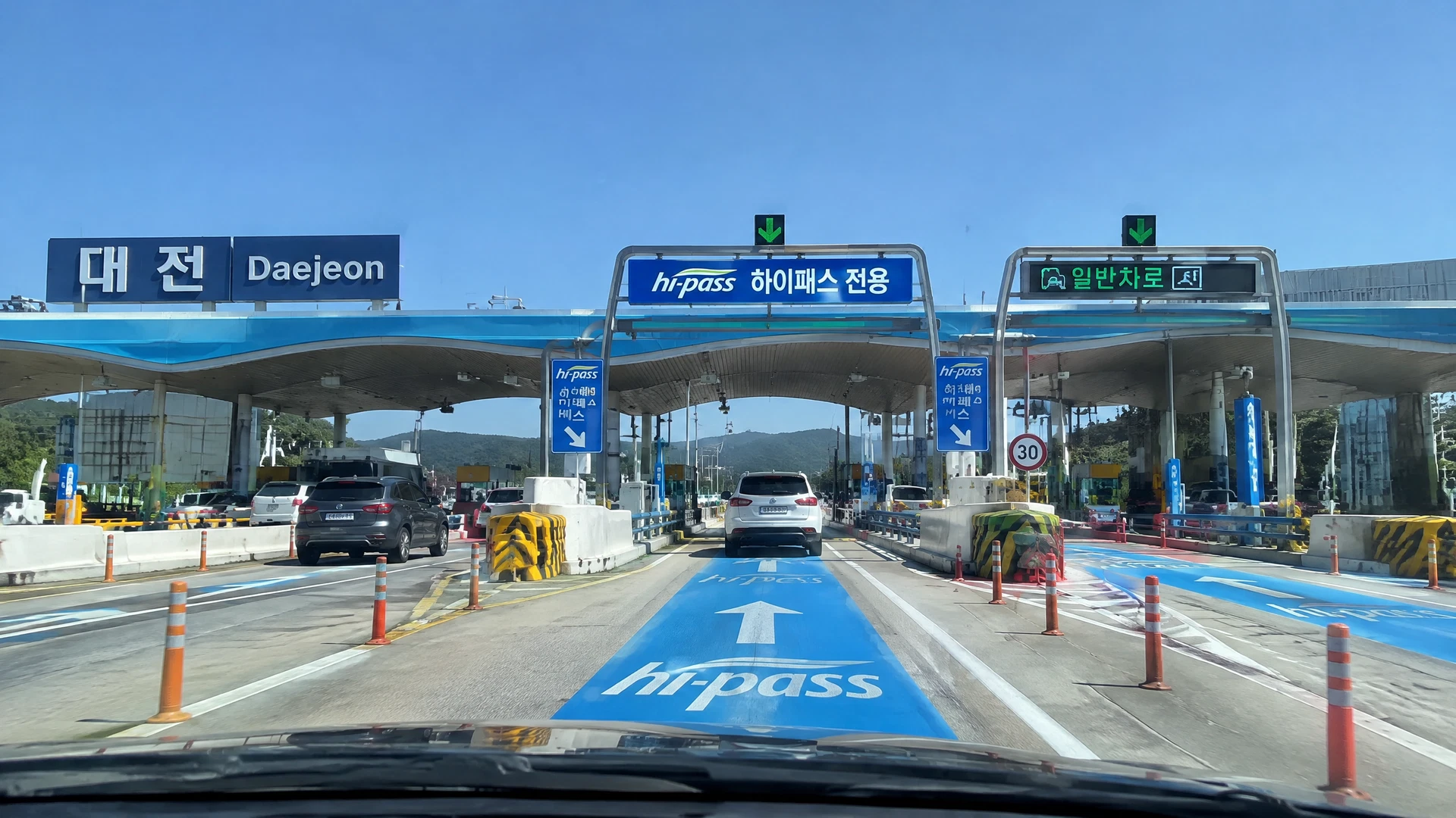 고속도로 분기점(JC)과 나들목(IC) 색깔 유도선 따라가기 대표 이미지 고속도로 분기점(JC)과 나들목(IC)의 노면 색깔 유도선을 따라 안전하게 차로를 변경하는 차량