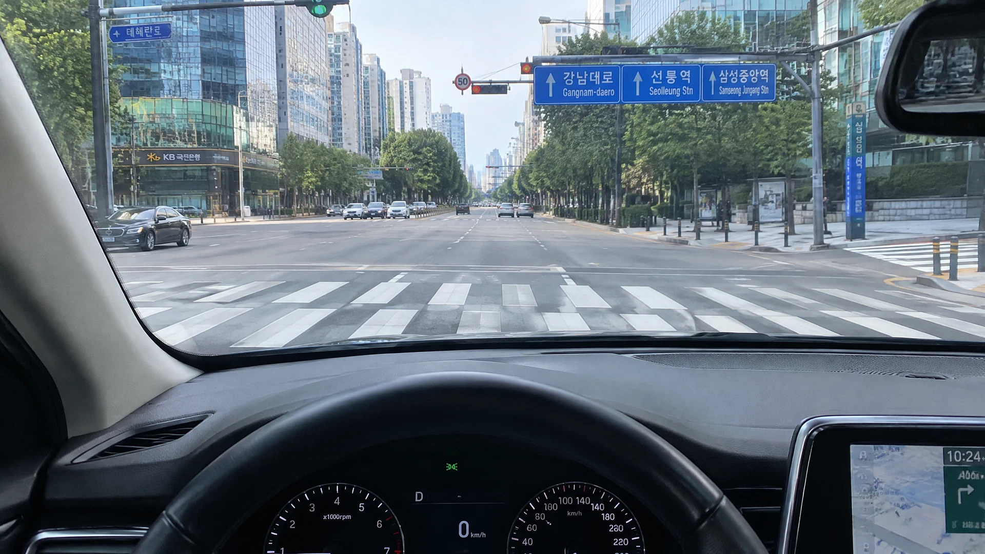 초보운전 교차로 신호등 완벽 가이드: 비보호 좌회전과 우회전 일시정지 대표 이미지 복잡한 도심 교차로에서 우회전 일시정지 준수와 보행자 신호를 꼼꼼히 확인하는 초보 운전자