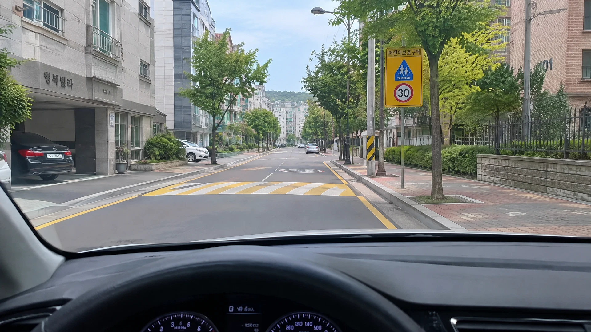 친절하고 검증된 강사와 함께 집 주변 골목길과 한적한 이면도로를 주행하는 모습